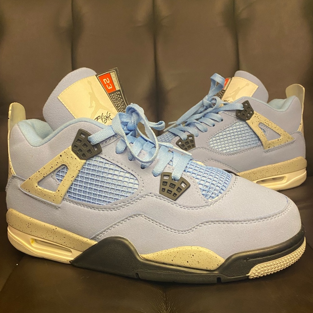 Air Jordan 4 UNC
